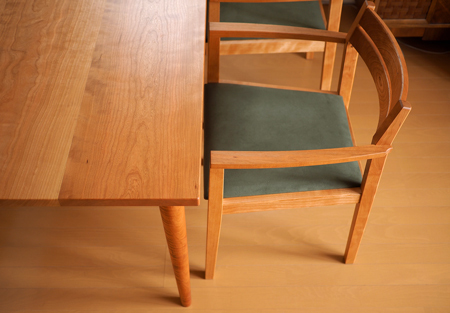 チェリー無垢の木のダイニングテーブルと椅子
