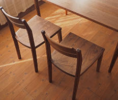 ウォルナット無垢の木のテーブルと椅子