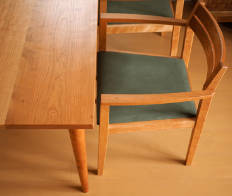 チェリー無垢の木のテーブルと椅子とベンチ