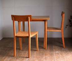 チェリー無垢の木のダイニングテーブルと椅子