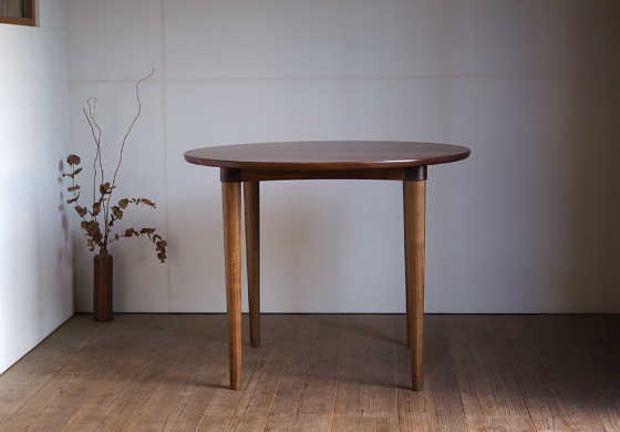 ウォルナット無垢の木のラウンドテーブル